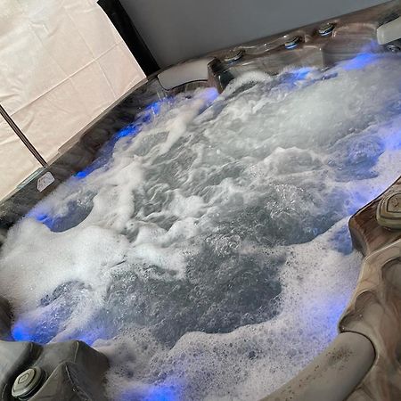 Travel Legend Stays 1 Bedroom Place With Hot Tub Farnham Royal ภายนอก รูปภาพ