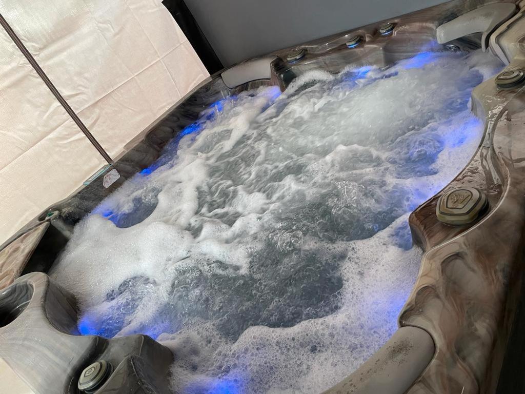 Travel Legend Stays 1 Bedroom Place With Hot Tub Farnham Royal ภายนอก รูปภาพ